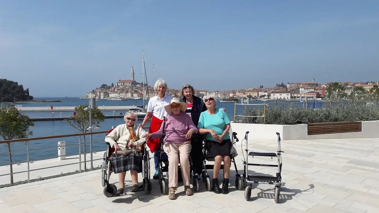 Betreutes Reisen mit dem Roten Kreuz ermöglicht auch noch für Senioren umsorgten und sicheren Urlaub. Foto: RK Spittal1)