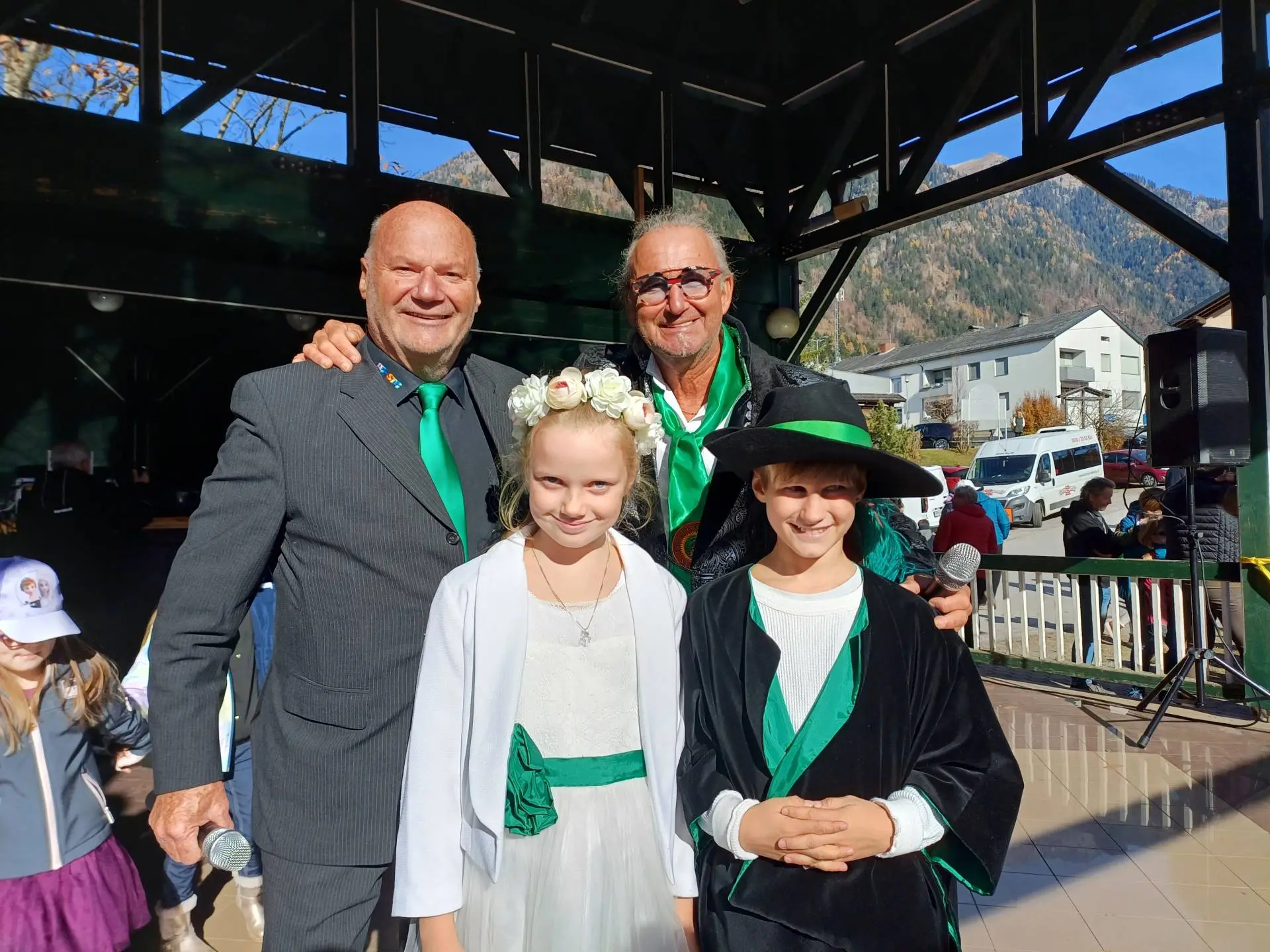 V. l.: Kanzler Peter Lanz, „Minister der lockeren Sprüche“ Walter Widemair mit dem Kinderprinzenpaar Prinz Ciran I. (Künnert) und Prinzessin Vanessa I. (Guggenbichler).
