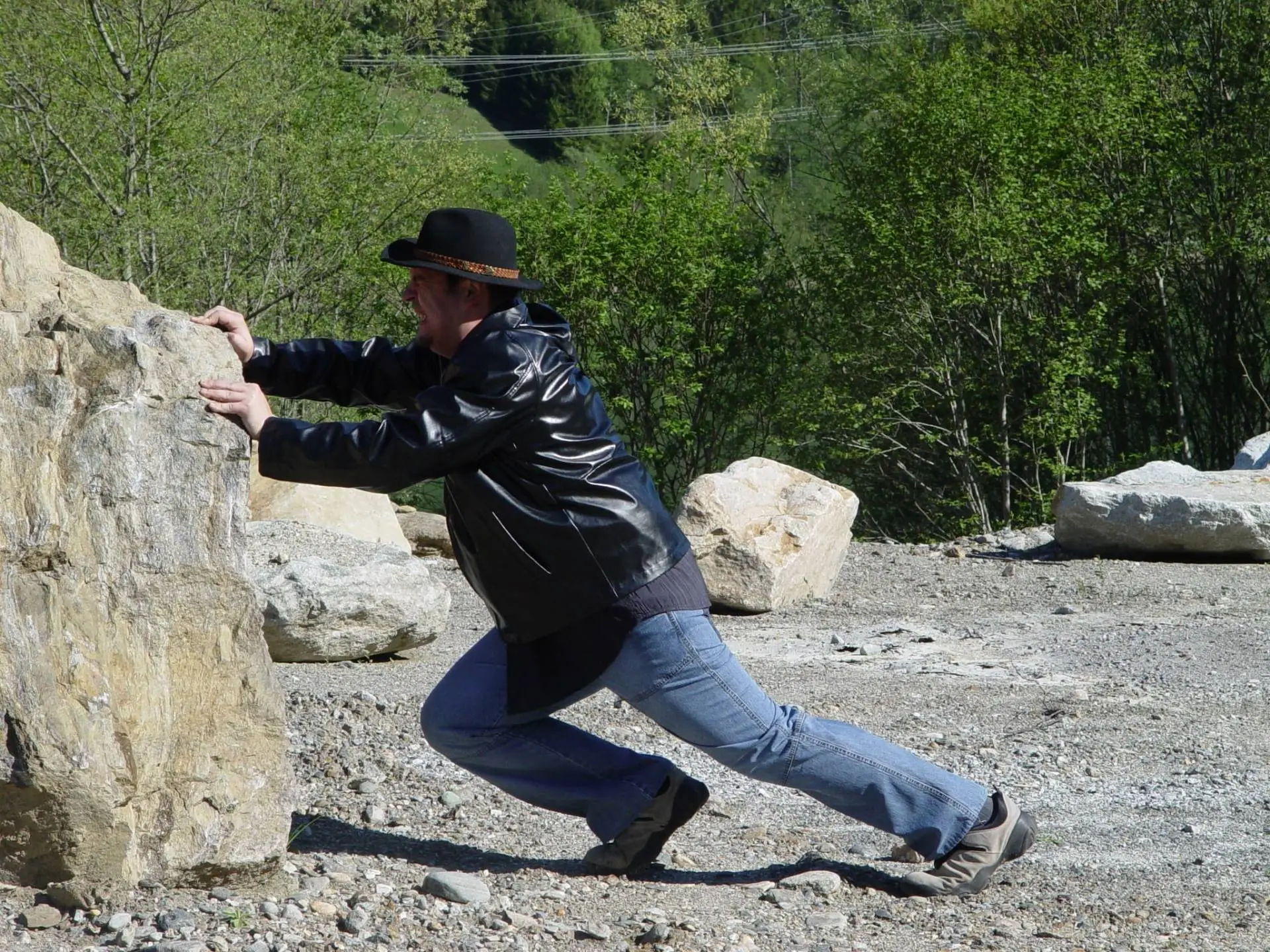 Helmut Michael Kemmer versetzt künstlerisch Berge. Foto: intuition.earth