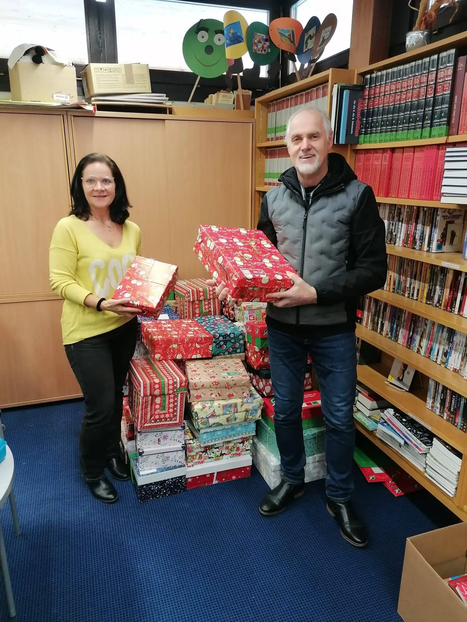 In Hermagor sind 90 Packerl zusammengekommen. Im Bild: Gaby Zerza und Hans Grollitsch (Life Church) Foto: Stadtgemeinde Hermagor.