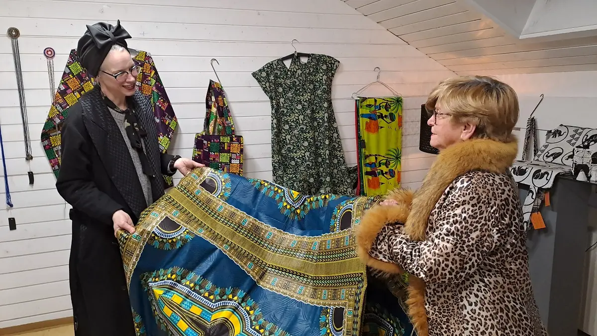 Zweimal jährlich bringt Reinhild Wendl die Kollektionen der afrikanischen Berufsschülerinnen nach Kärnten.