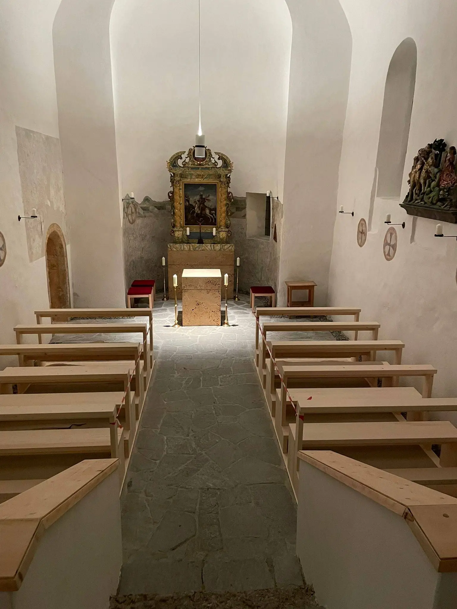 Der neu gestaltete Innenraum der Georgskirche. Foto: Unterweger