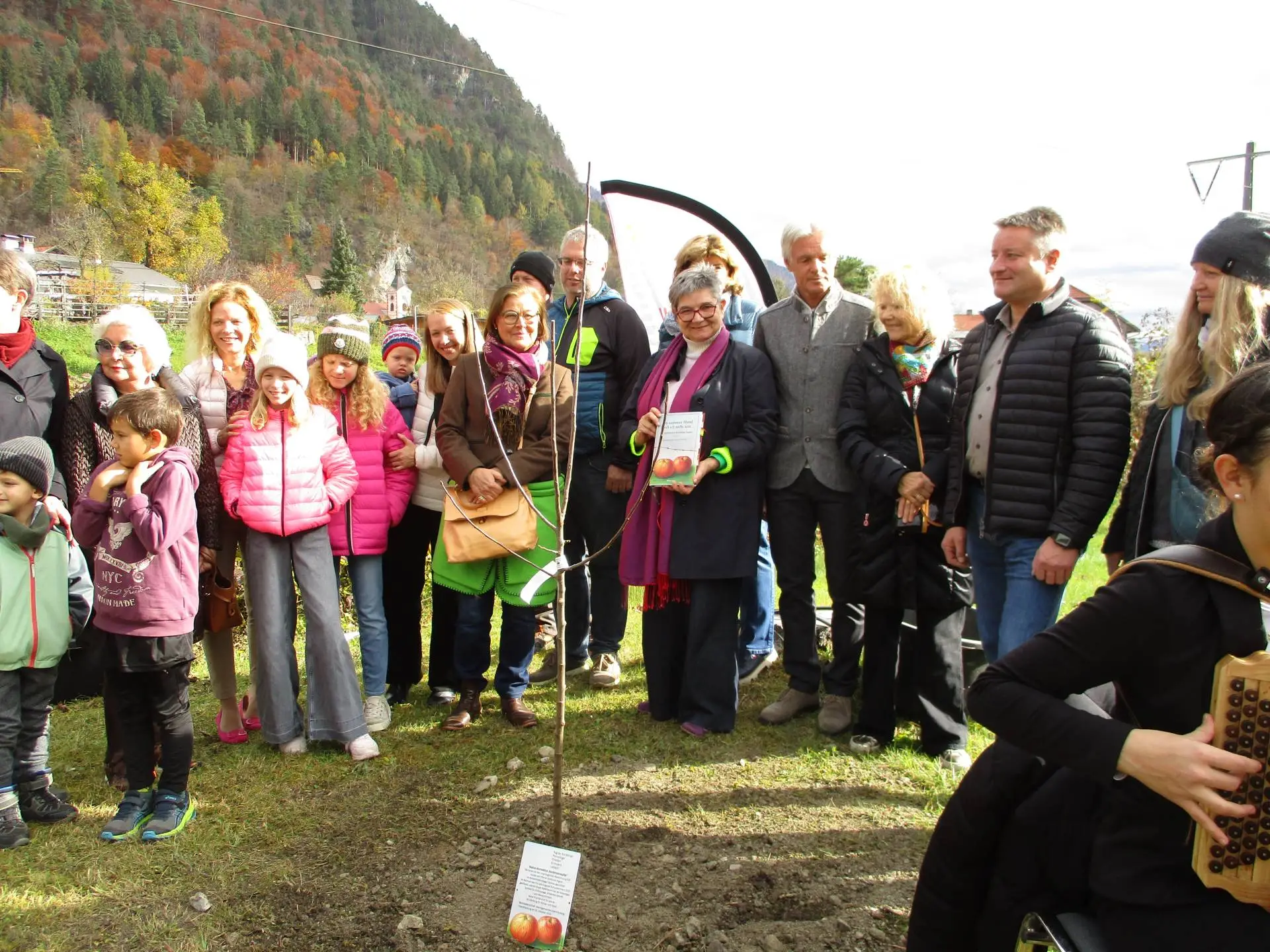 Helga Pöcheim (Mitte) vom „Verein Via Iulia Augusta“ initiierte das Zeichensetzen in der Natur gegen das Vergessen. Silke Zöckler (re.), Bgm. Stefan Brandstätter mit Gattin Christa und Vize-Bgm. Christian Hopfgartner (li.).