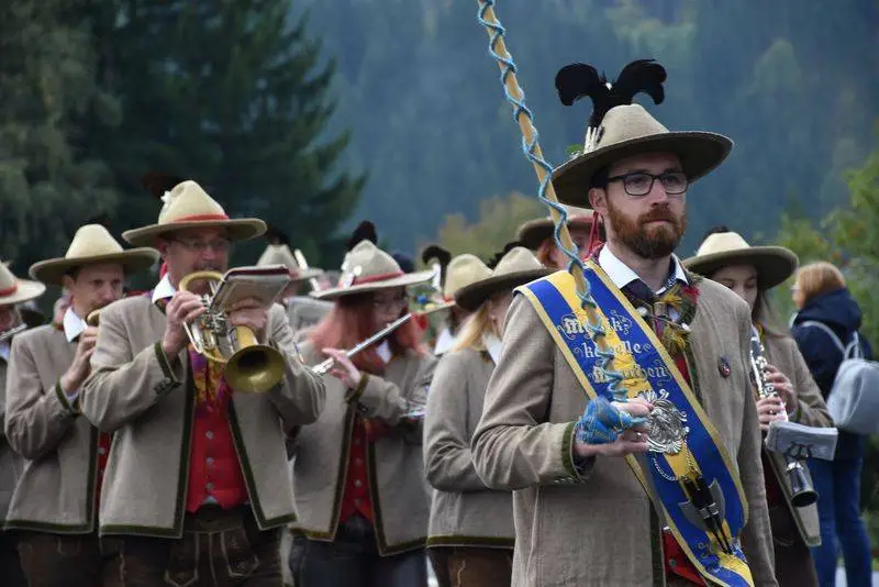 Für die richtigen Töne während des Umzuges und des Festaktes sorgten Trachtenkapelle Mauthen (Bild) und die Obergailtaler Trachtenkapelle Kötschach. Den Festumzug moderierte Bezirksjägermeister Raphael Gressel.