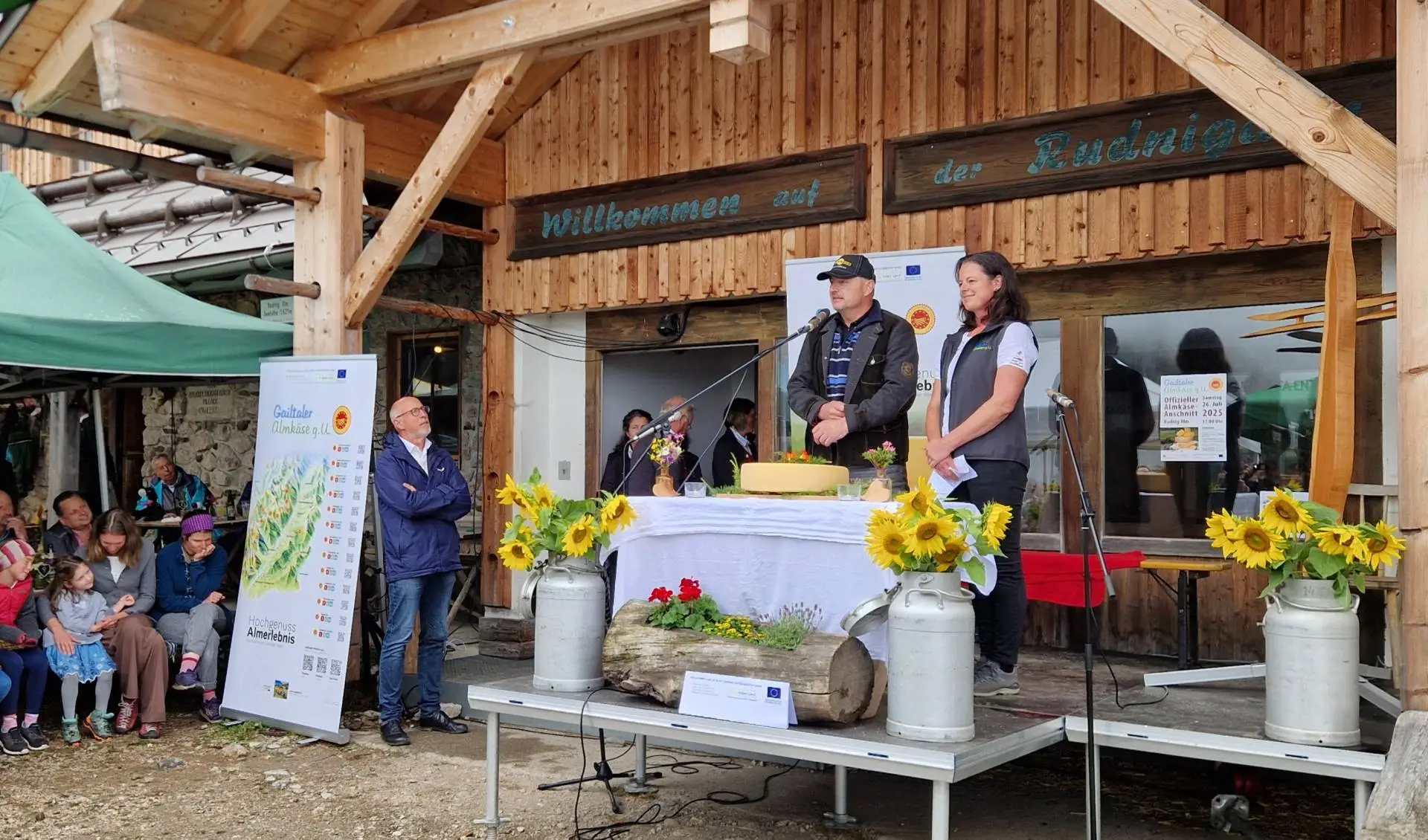 Almkäseanschnitt auf der Rudnig Alm. Alm-Obmann Herwig Bock und Gailtaler Almkäse g. U.-Obfrau Elisabeth Buchacher. Foto: Krall
