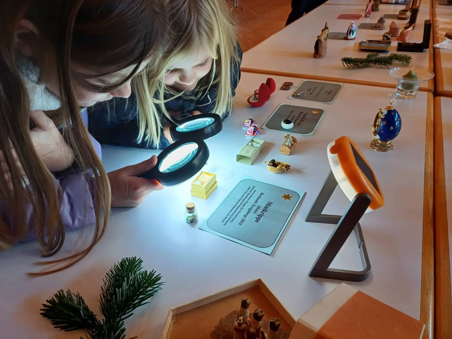 Die „kleinste Krippe der Welt misst gerade einmal 8x7 Millimeter. Die Krippenfiguren sind nur mit einer Lupe zu sehen – ein Hit für die jüngeren Besucher!