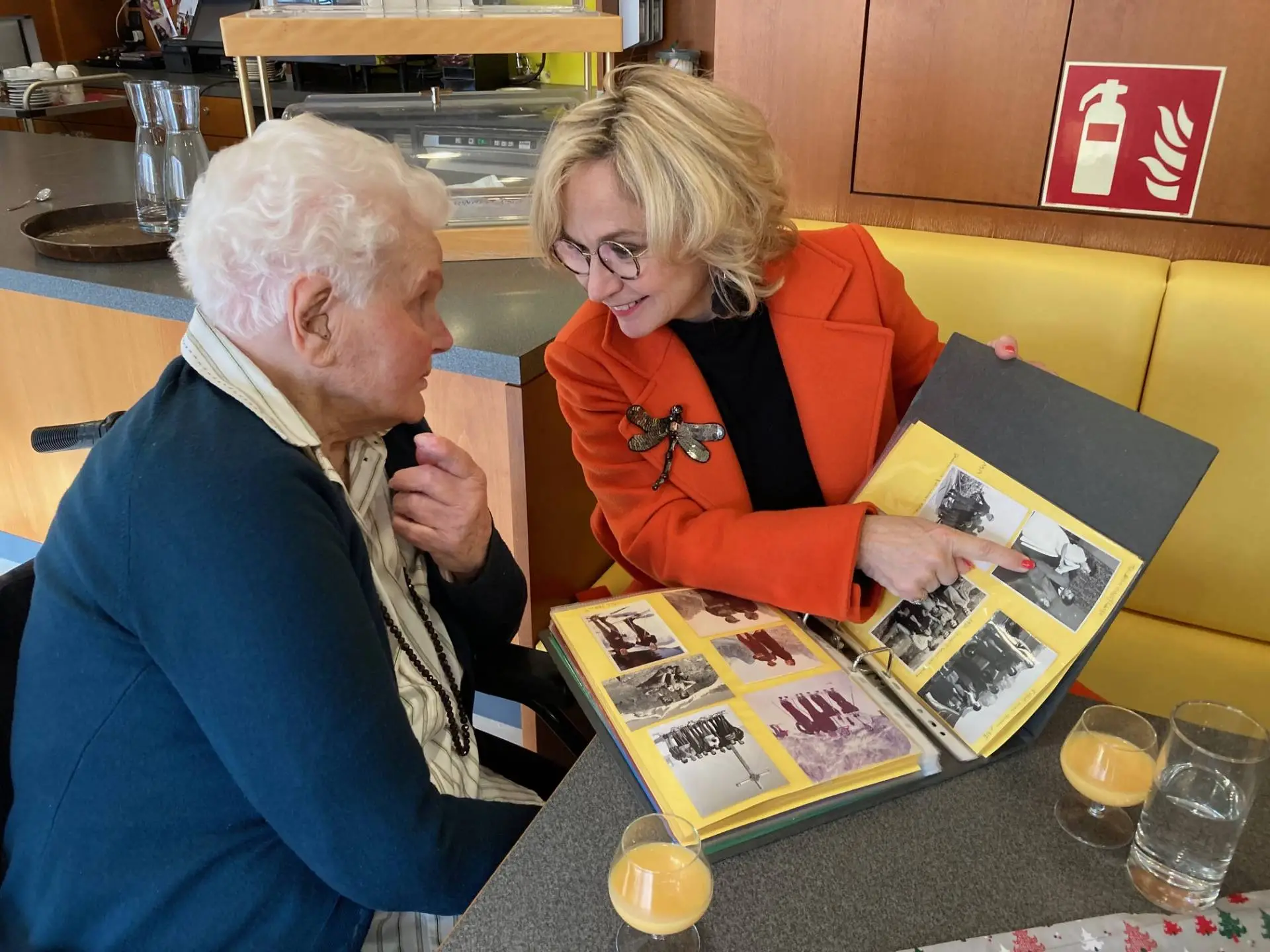 Beim Blättern im Familienalbum. Foto: Stangl