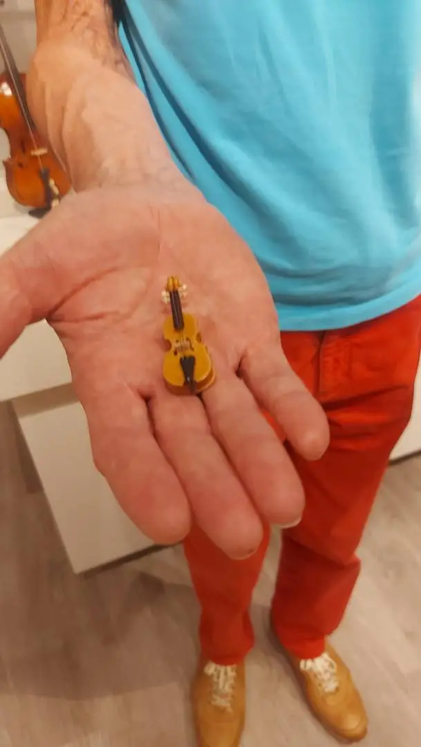 Helmut Lexer mit der kleinsten Ziergeige, die sein Vater Johann einst angefertigt hat. Foto: k.brunner