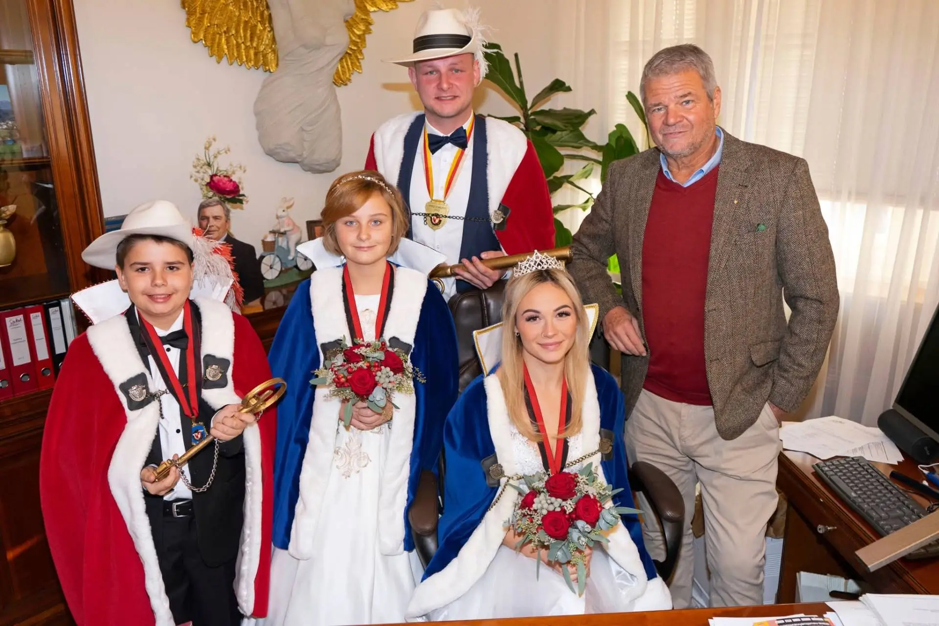 Spittals Bgm. Gerhard Köfer mit Prinzessin Jasmina die I. (Jasmina Skalic), Prinz Schalkus der LVII. (Dominik Brandstätter) sowie dem Kinderprinzenpaar Prinzessin Helena die I. (Helena Kempf) und Prinz Filius der XXXIV. (Raffael Balukcic). Foto: Stadtgemeinde Spittal