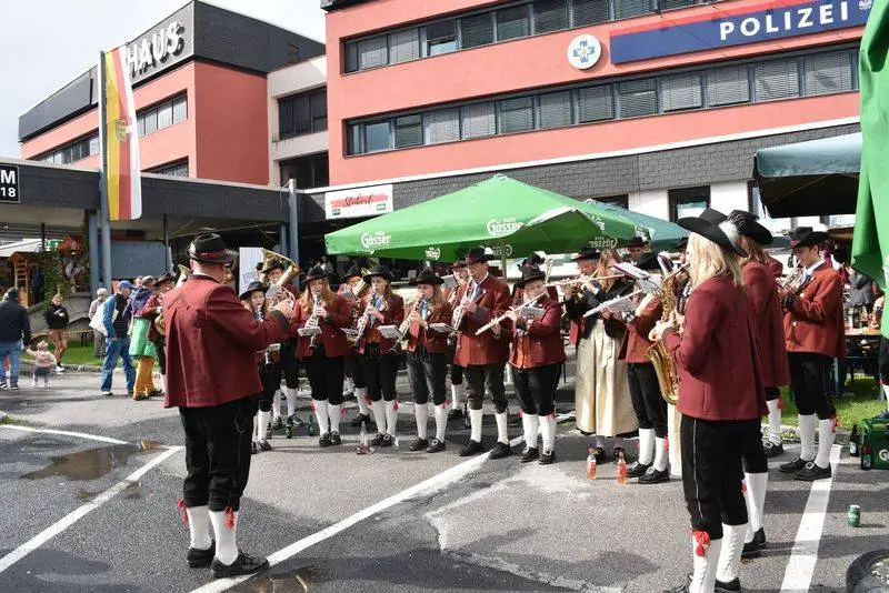 Für die richtigen Töne während des Umzuges und des Festaktes sorgten Trachtenkapelle Mauthen (Bild) und die Obergailtaler Trachtenkapelle Kötschach. Den Festumzug moderierte Bezirksjägermeister Raphael Gressel.