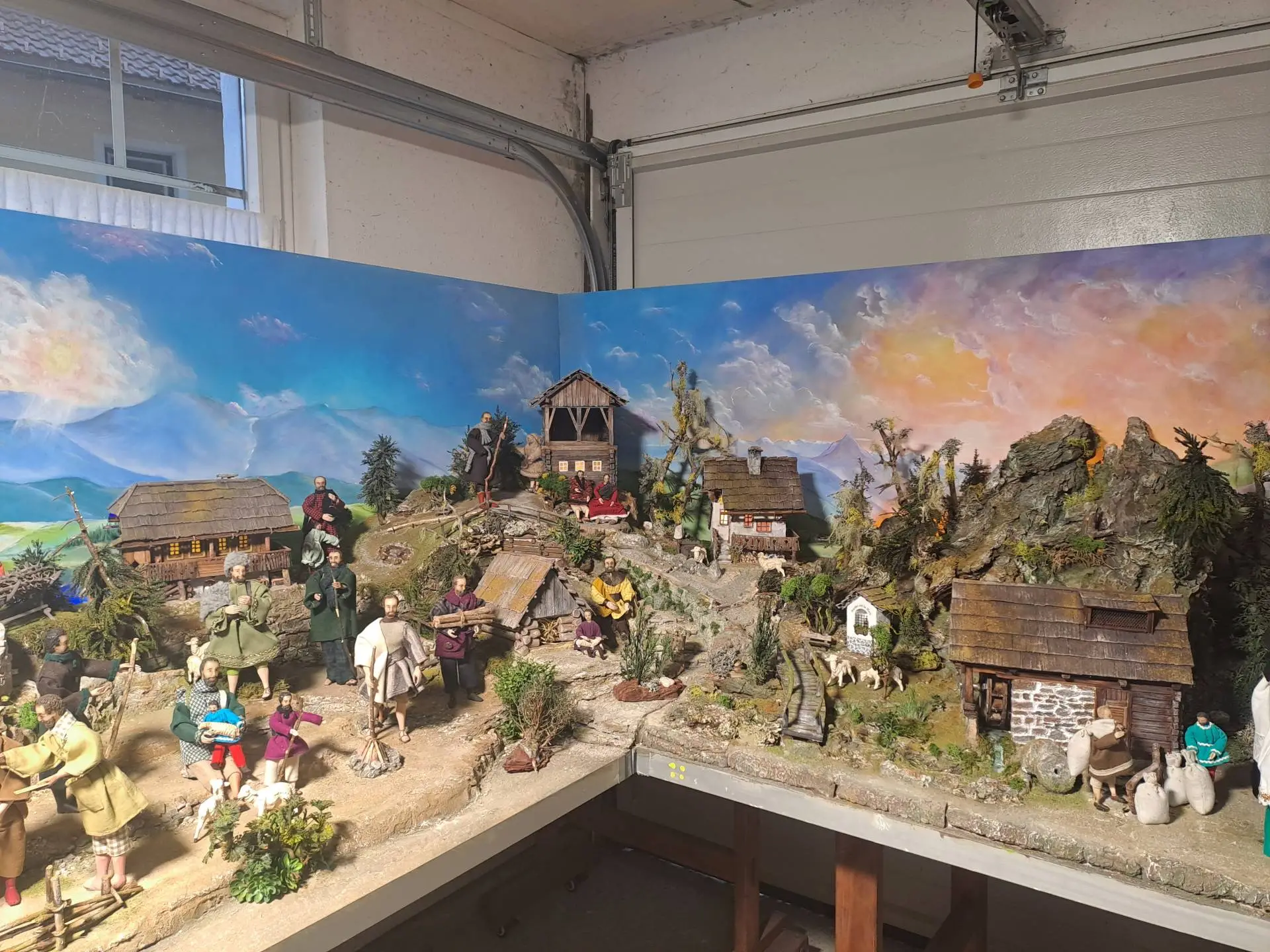 Insgesamt sieben Meter lang ist die Krippenszenerie (hier noch in der Garage).