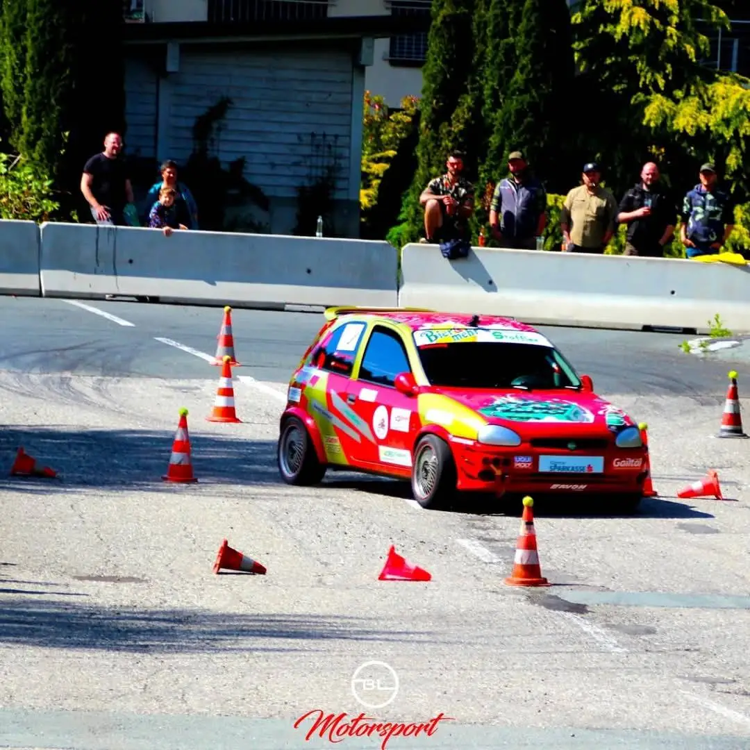 Mit ihrem Opel „Gösser“ Corsa sorgen die Domenigs beim Automobil-Slalom für Furore.