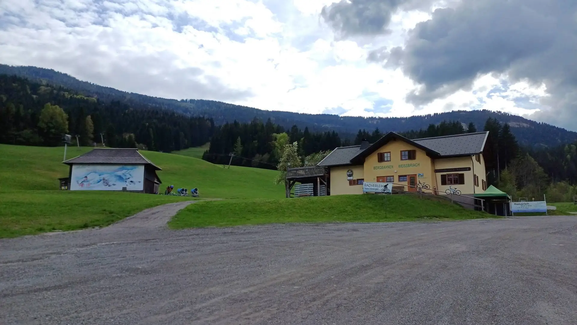 Auch in die Schwarzenbach-Hütte soll investiert werden: Der Skiverleih, die Sanitäranlagen und der Gastro-Bereich werden auf Vordermann gebracht.