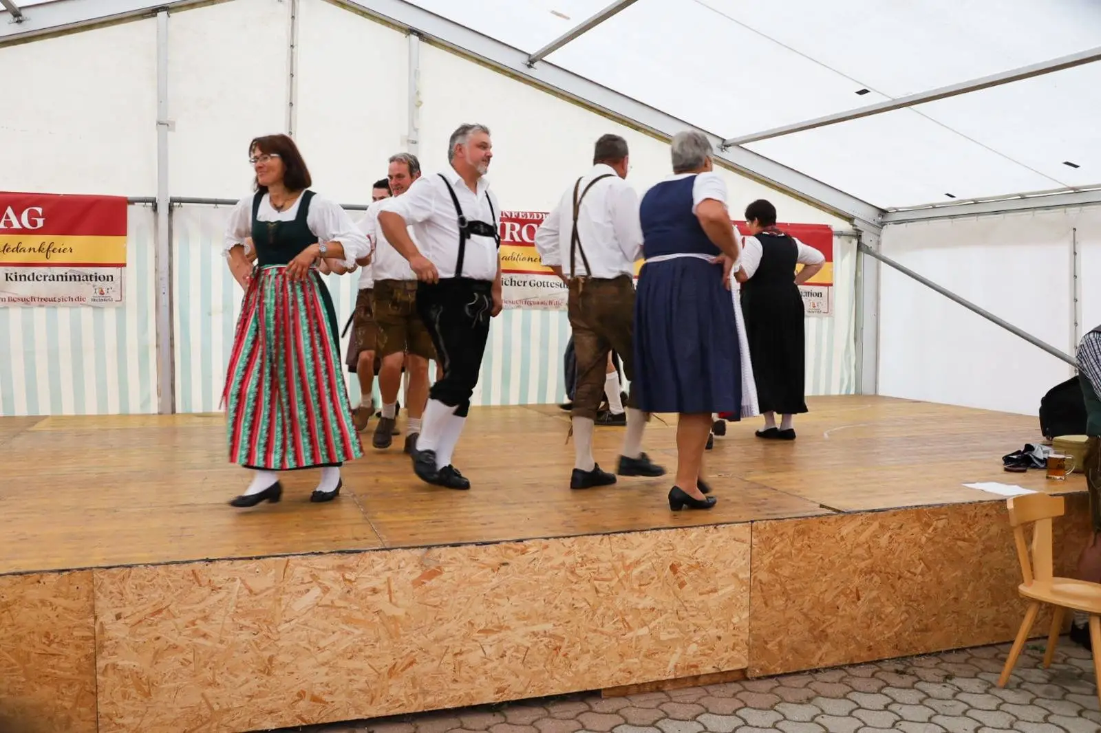 Maria Linder mit der Tanzrunde Wexlschritt im Zuge eines Auftritts beim Kirchtag.