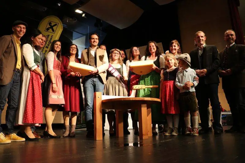 Viele Gönner und Wegbereiter beim großen Käseanschnitt. Foto: Ortner