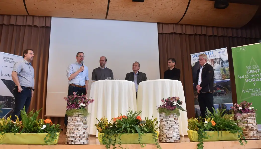 Bei der Podiums-Diskussion: V. l.: DI (FH) Andreas Nemmert (REVITAL), Harald Zollner (Österr. Bundesforste), Mag. Christian Lilg (Hotelier, Land-/Forstwirt, Jäger), DI Wilfried Strasser (Bezirksforstinspektor), Mag. Thomas Michor (Leitung Weissensee Touri