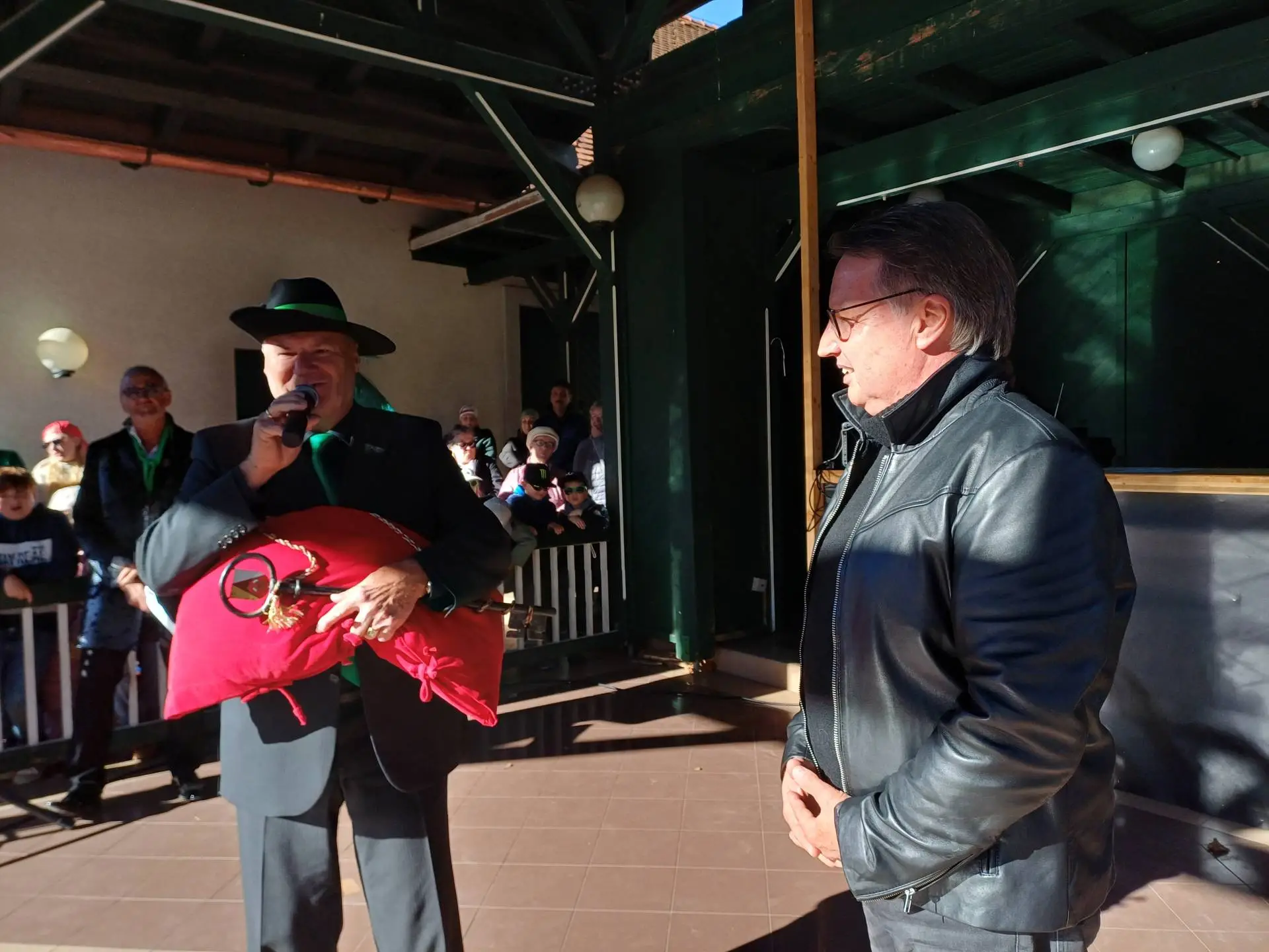 Kanzler Peter Lanz mit dem vom Bgm. Ewald Tschabiter anvertrauten Gemeindeschlüssel.