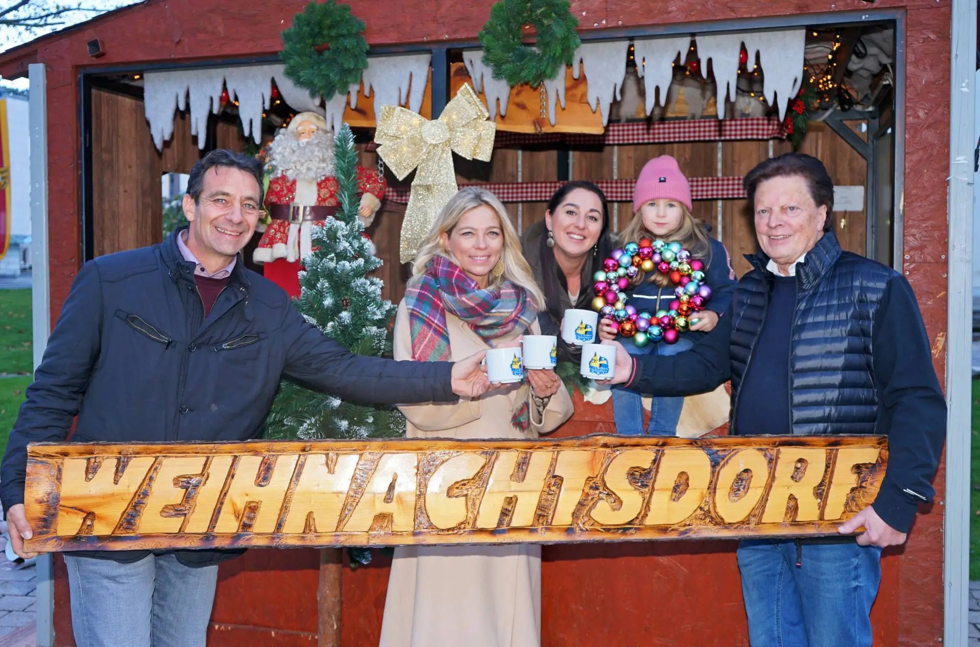 V. l.: Gerhard Briggl (Stadtmarketing), GR Evelyn Köfer, Daniela Pirker, Ellena Pirker und Stadtmarketing-Referent Vize-Bgm. Willi Koch freuen sich auf die Eröffnung des Weihnachtsdorfes in Spittal. Foto: eggspress
