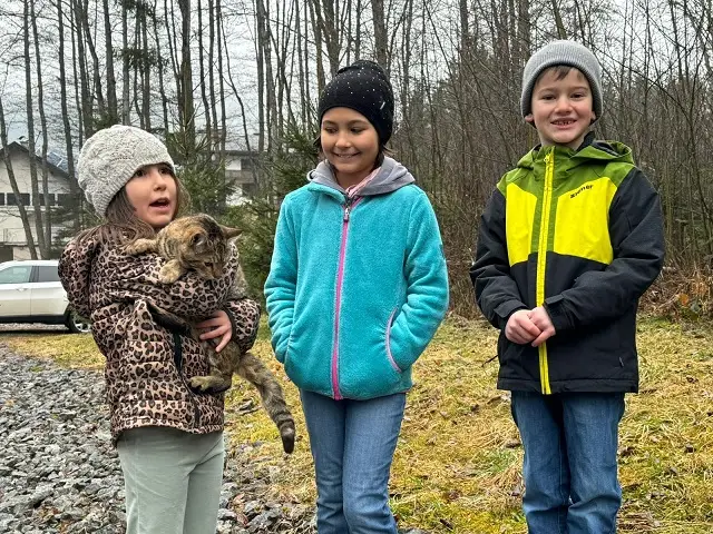 Die Kinder Mailin, Nike und Raphael waren glücklich ihre „Nikita“ wieder sicher bei sich zu haben.