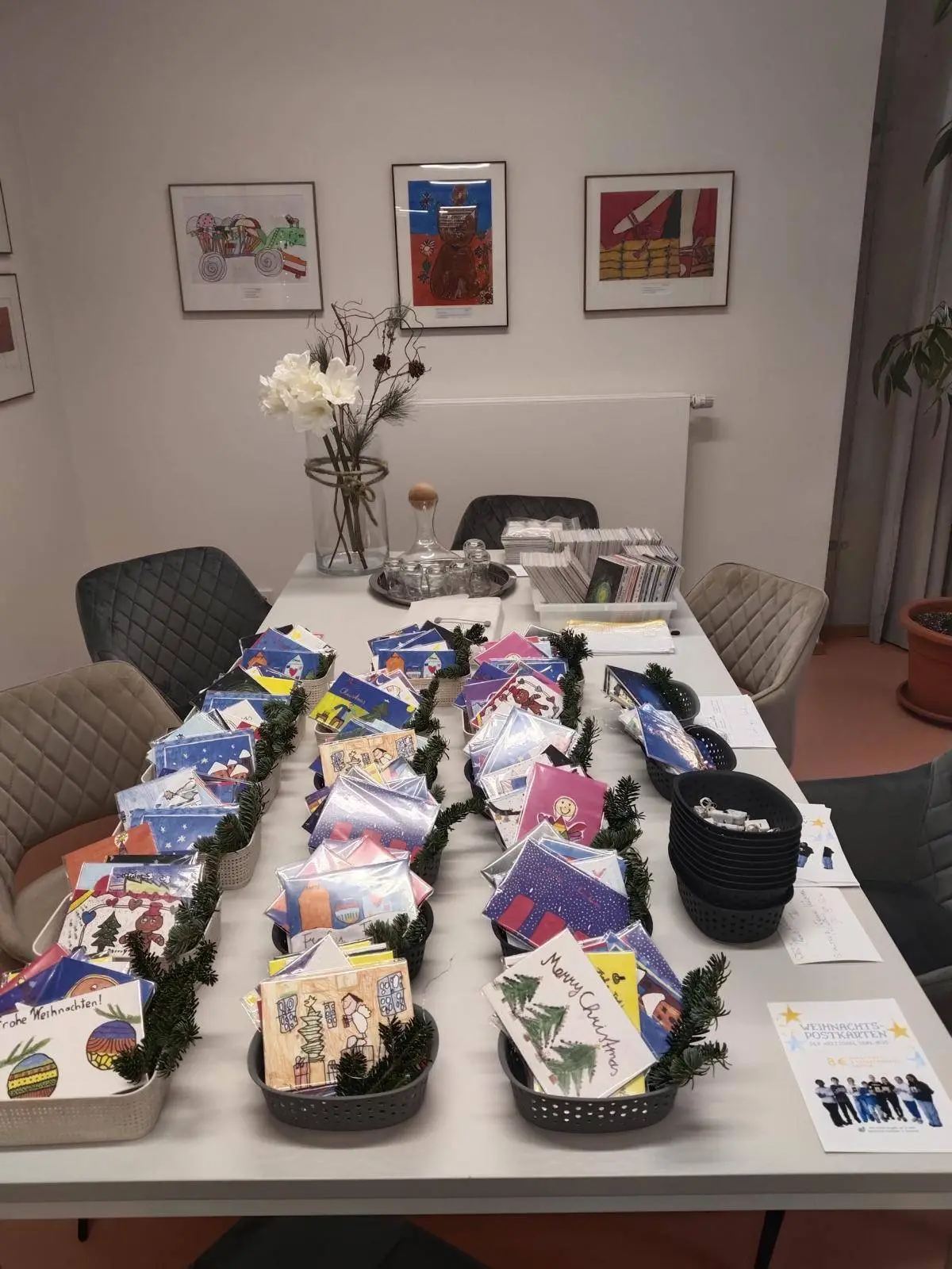 Kartensets zu je acht verschiedenen Karten werden in der Innenstadt in Geschäften und Ordinationen zum Verkauf aufgestellt. Fotos: Magdalena Pircher