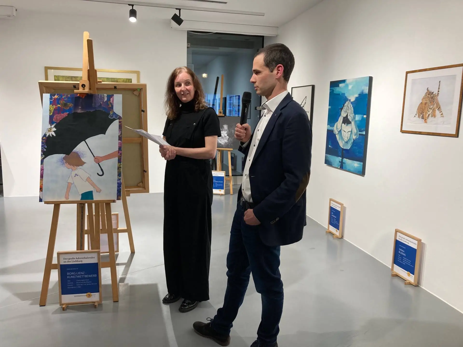 Ein letzter Rundgang in der Ausstellung im RLB-Atelier bevor die 24 Werke nun versteigert werden. Foto: Stangl