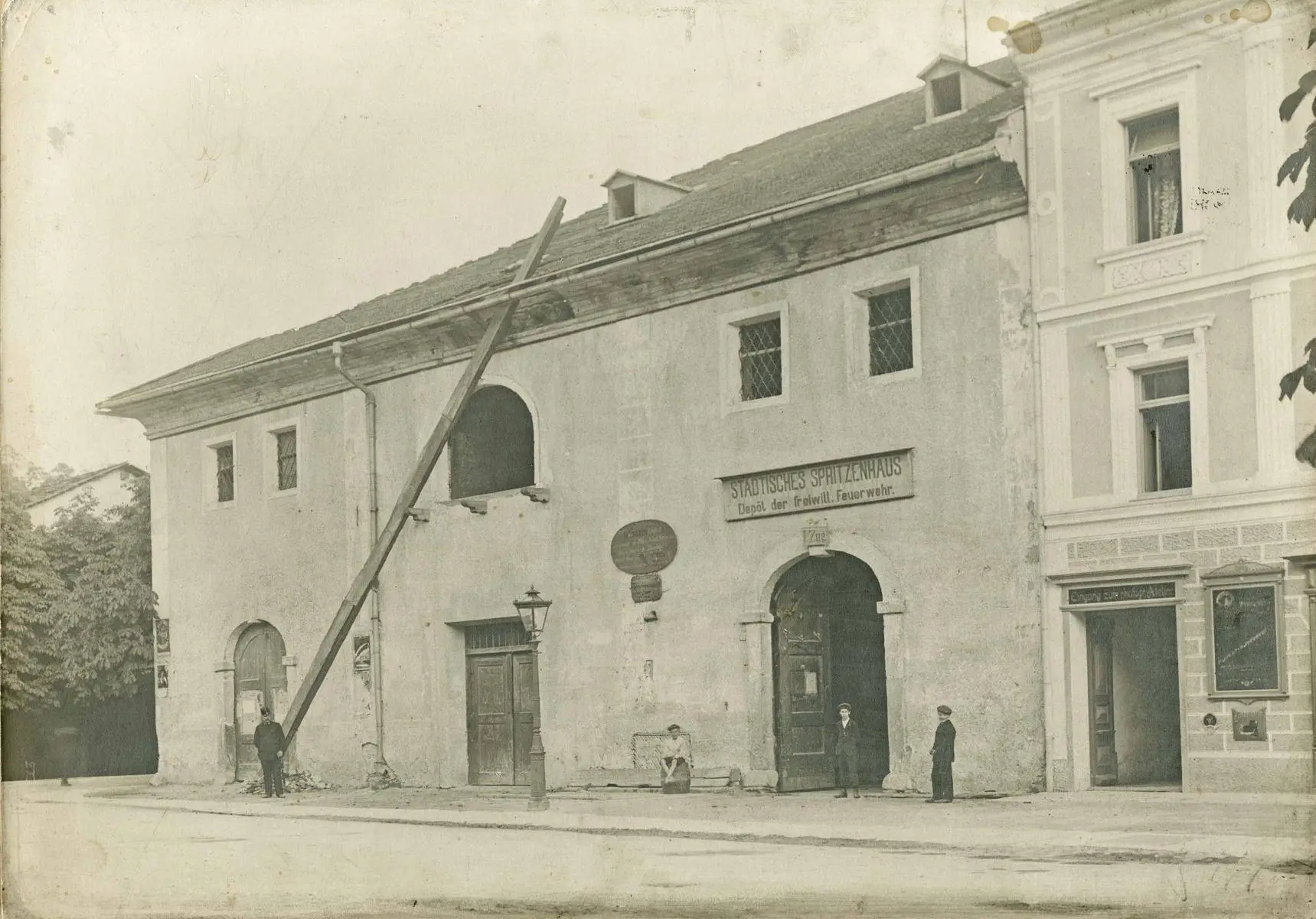 Das Spritzenhaus der Freiwilligen Feuerwehr Lienz am unteren Hauptplatz, 1907/08 Fotograf: Unbekannt; Sammlung Stadtgemeinde Lienz, Archiv Museum Schloss Bruck – TAP