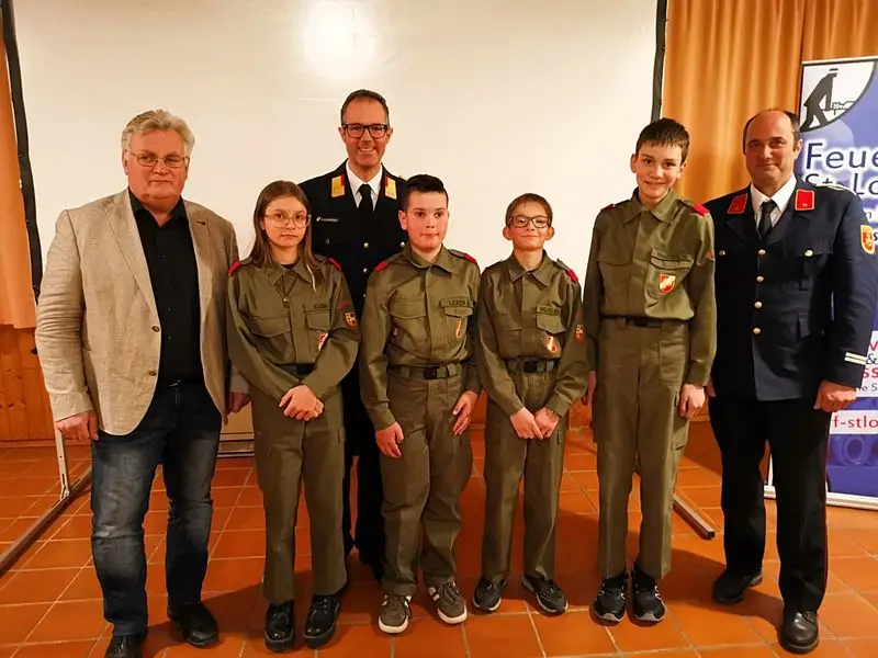 Die Feuerwehrjugend-Mitglieder Carmen Kubin, Marlon Lexer, Sebastian Wilhelmer und Marcel Rauter wurden offiziell angelobt. Umstehend; Bgm. Johann Windbichler, Kdt. Gerd Guggenberger und Kdt-Stv. Thomas Guggenberger.