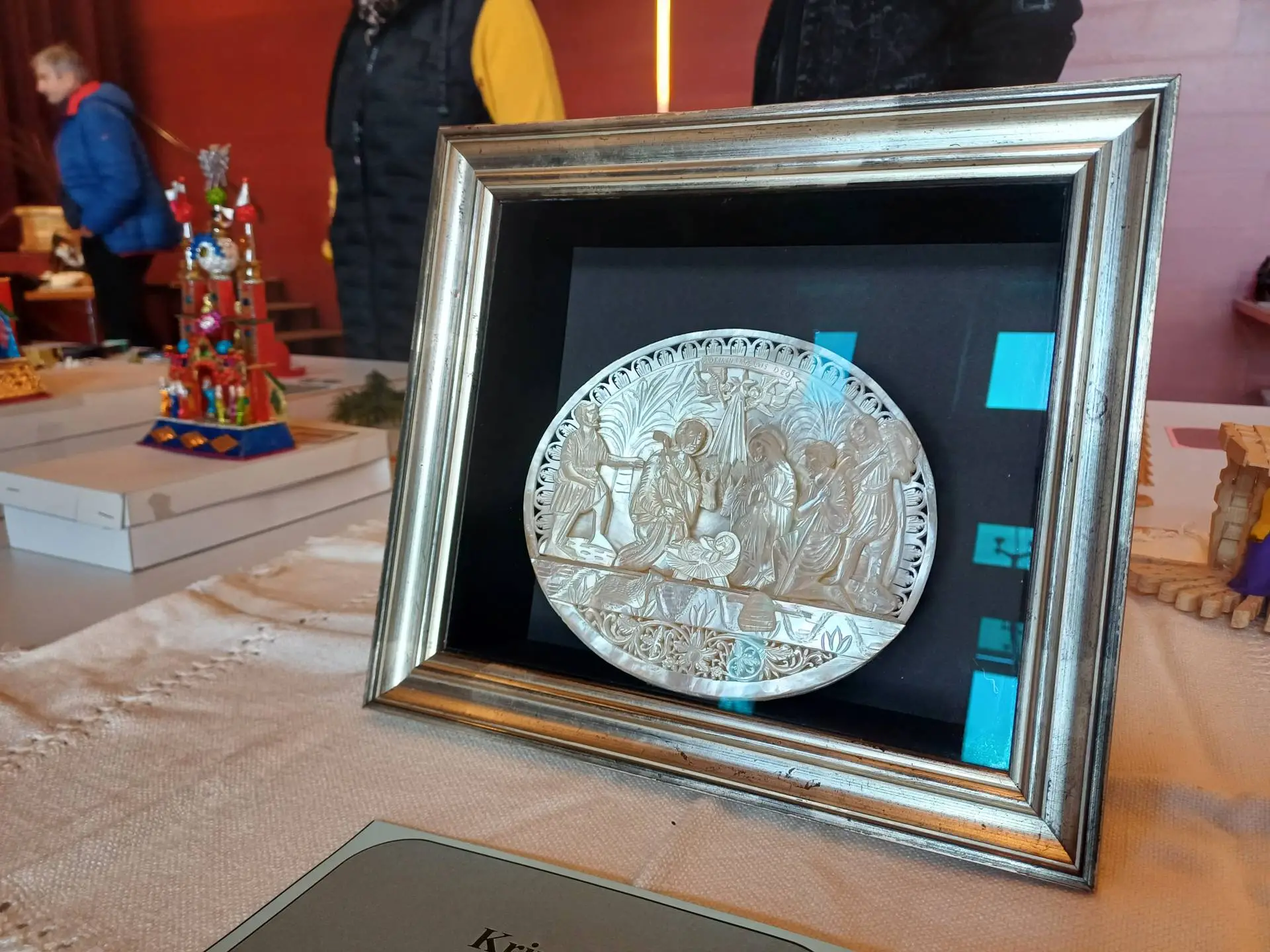 Krippe aus Perlmutt – geschnitzt aus einer einzelnen Muschel – ist eines von Paulitschs besonderen Stücken.