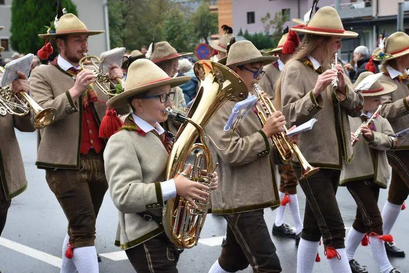 Für die richtigen Töne während des Umzuges und des Festaktes sorgten Trachtenkapelle Mauthen (Bild) und die Obergailtaler Trachtenkapelle Kötschach. Den Festumzug moderierte Bezirksjägermeister Raphael Gressel.