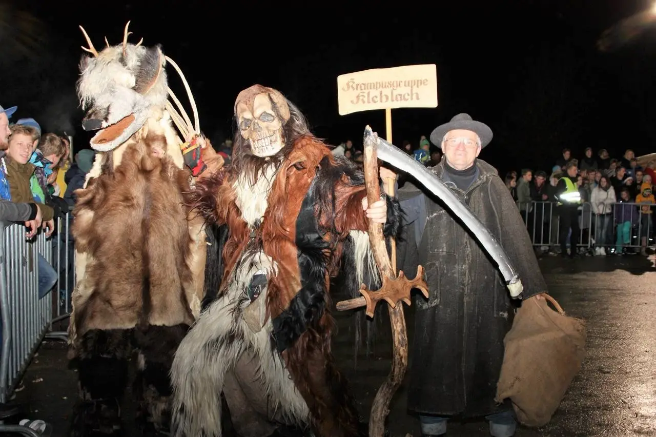 „Edi“ Hopfgartner begleitet seit vielen Jahrzehnten schon die Krampusgruppe Kleblach als „Knecht Ruprecht“. Im Bild mit dem Sensenmann und – was auch nur mehr wenige Gruppen haben – einer Habergoaß.