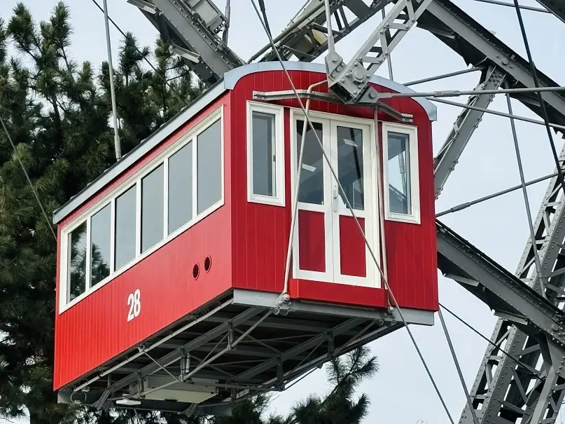 Das Riesenrad in Wien ist nun eine Spur sicherer mit Türen aus Kärnten.