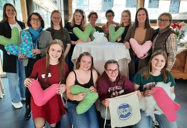 Schülerinnen nähen Herzkissen für Brustkrebspatientinnen