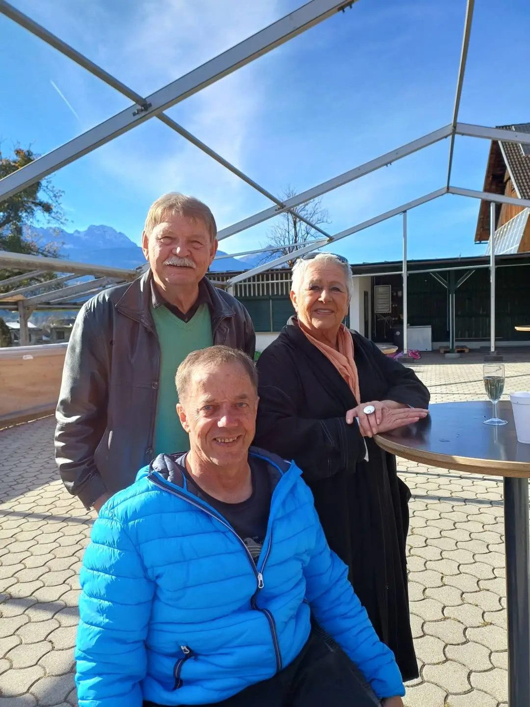 Der Alt-Kanzler als Zaungast.