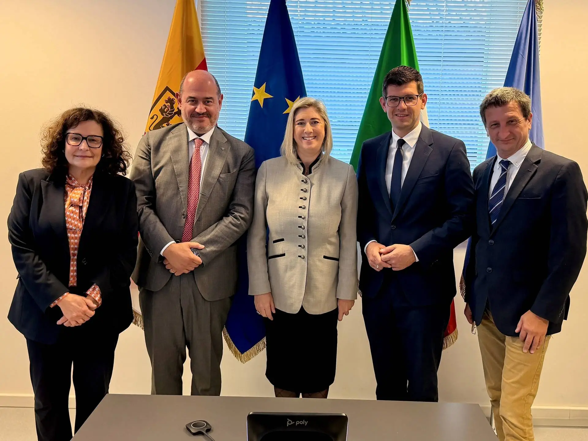 Magda Uliana, Direktorin für Infrastruktur und Raumordnung Friaul Julisch Venetien, Ettore de la Grennelais, ANAS Regionalleitung Veneto & Friaul Julisch Venetien, Ass. Cristina Amirante, Landesrätin für Infrastruktur und Raumordnung, LHStv. Martin Gruber LH- Stv. und Straßenbaureferent, DI Volker Bidmon, Landesstraßenbaudirektor Kärnten. Foto: Büro LHStv. Gruber