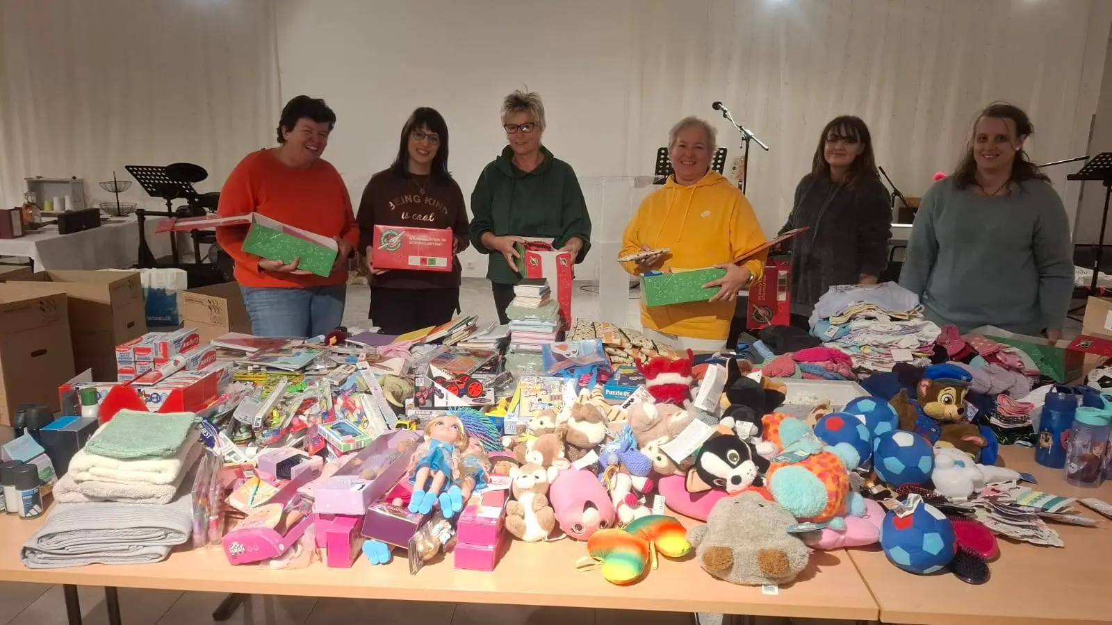 Bei einer „Packparty“ wurden in Spittal noch einmal 96 Packerl eingepackt. Foto: Life Church Spittal.