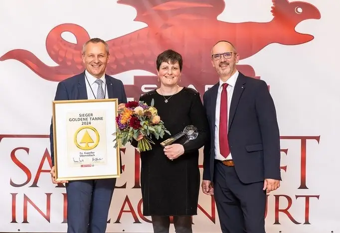 Julia Kapeller freut sich über die „Goldener Tanne“ 