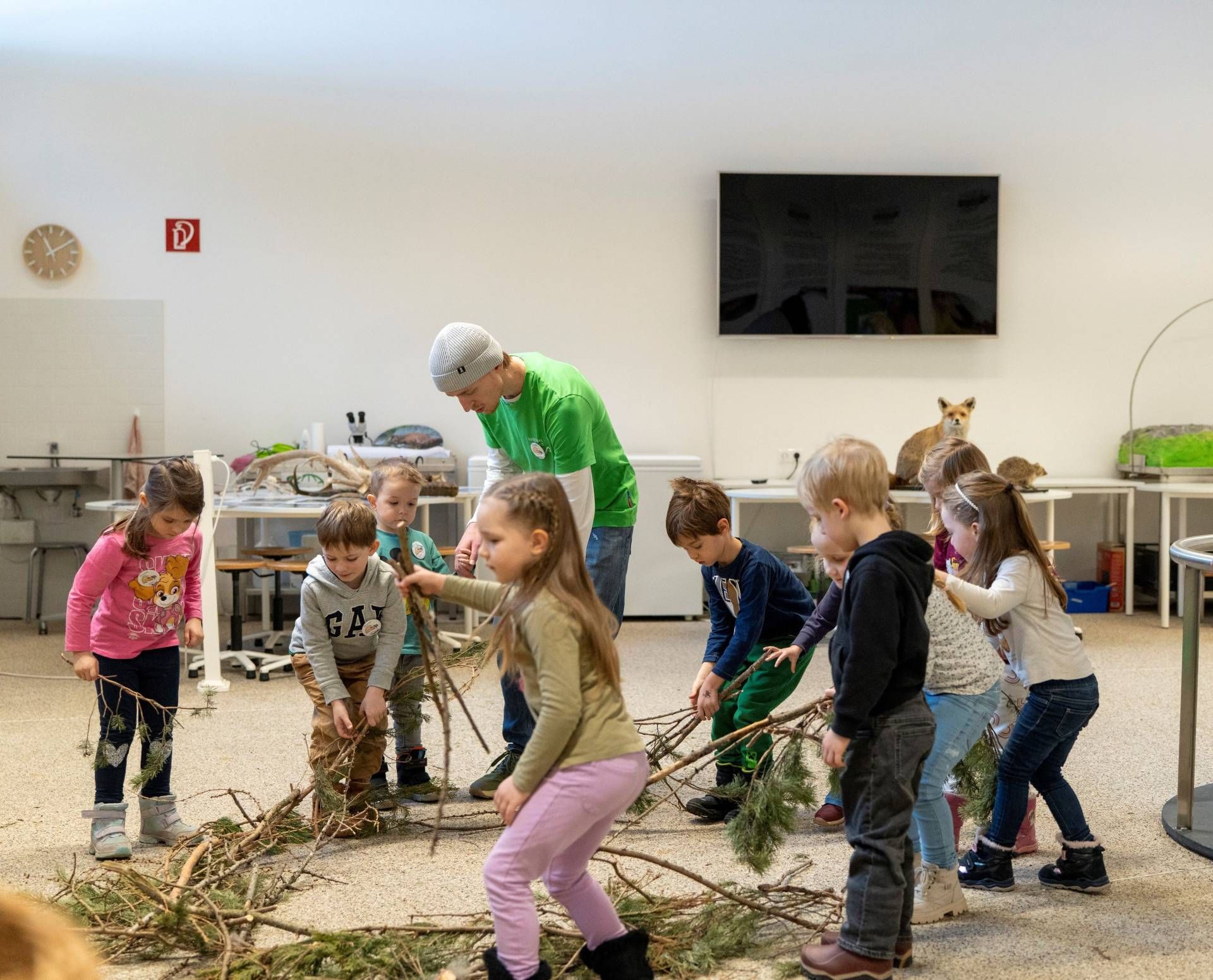 Kindergartenkinder aus Obervellach gestalten gemeinsam einen Bartgeierhorst und tauchen dabei spielerisch in die faszinierende Lebenswelt eines der beeindruckendsten V&ouml;gel der Alpen ein. Fotos: NPHT/Justina Heinz (2)