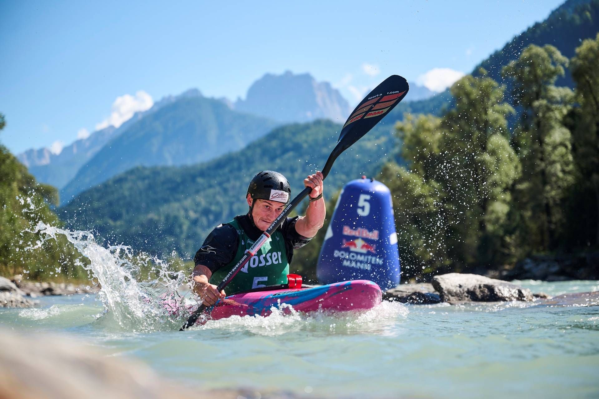 Die Anstrengung steht Joshua Piaskowski ins Gesicht geschrieben, machte sich mit dem Gesamtrang acht f&uuml;r das Red Bull Herrenteam aber bezahlt.
Foto: Philipp Carl Riedl | Red Bull Contentpool