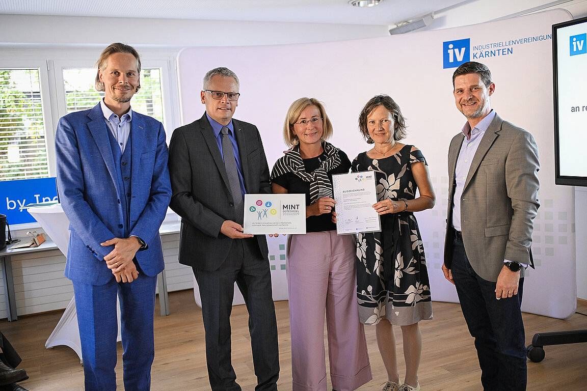 Verleihung des MINT-G&uuml;tesiegels: Dr. Jonas Clau&szlig;en, Robert Derhaschnig (beide Bildungsdirektion K&auml;rnten), MINT Initiatorin Gudrun Batek, Elisabeth Ehrengruber (VS Lehrerin Mallnitz) und Wolfgang Gruber von der Industriellenvereinigung. Foto: Helge Bauer
