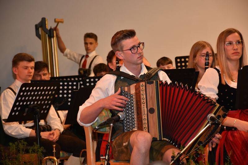 Eine beeindruckende Darbietung mit seiner Ziehharmonika brachte der &ouml;rtliche &bdquo;Fleischhacker&ldquo; und Jungunternehmer Johannes Rohrer auf die B&uuml;hne.