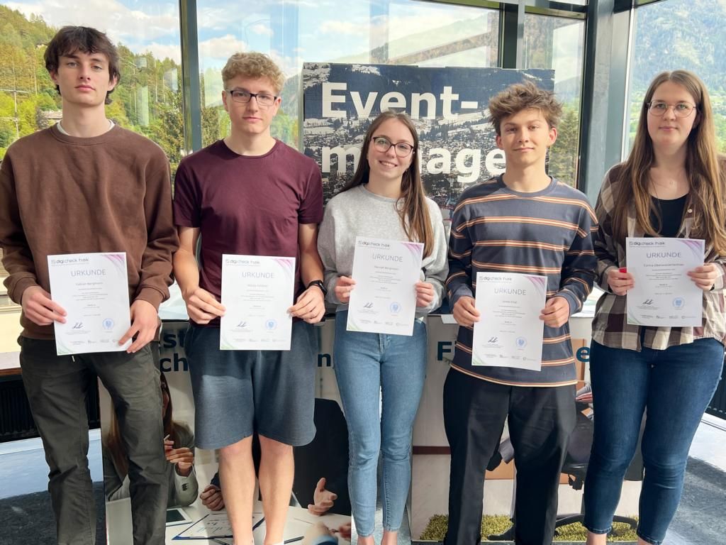 Diese 5 haben das anspruchsvolle Zertifikat A im Digi-Check bekommen. vlnr: Fabian Bergmann, Niklas Feldner, Hannah Bergmann, Carina Oberwasserlechner.     Foto: Hannes Gailer