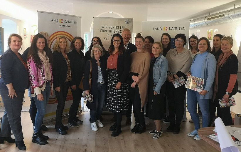 Frauenbeauftragte Martina Gabriel, &bdquo;EqualiZ&ldquo;-Gesch&auml;ftsleiterin Christine Erlach und LR Sara Schaar mit Partnerinnen und Partnern, NGOs und dem &bdquo;EqualiZ&ldquo;-Projekt-Team. Foto: Referat f&uuml;r Frauen und Gleichstellung