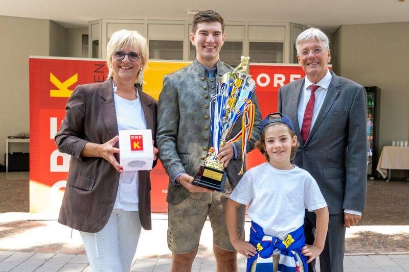 V. l.: Landesdirektorin Karin Bernhard, Felix Maxa, VSV-Fan Matija und Landeshauptmann Peter Kaiser. Fotos: ORF/Dieter Arbeiter