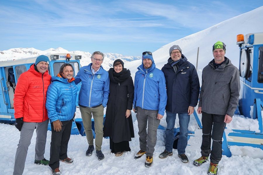 Durchstich am Hochtor. V. l.: Leo Bauernberger (SalzburgerLand Tourismus), GROHAG-Vorstand Dr. Johannes H&ouml;rl, Mag. Astrid Steharnig-Staudinger (&Ouml;sterreich Werbung), Sebastian Jury (Leiter Schneer&auml;umung), K&auml;rnten Werbung-GF Mag. Klaus Ehrenbrandtner und He