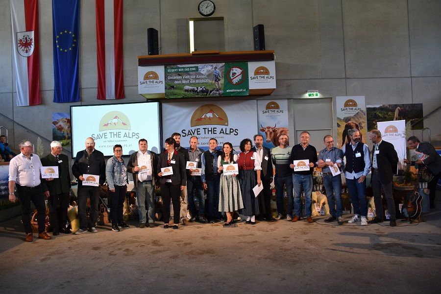 In der RGO Halle nahmen Vertreter aus Landwirtschaft, Tourismus, Jagd und Politik Stellung zur Wolfthematik. 23 Sprecher waren am Podium.
