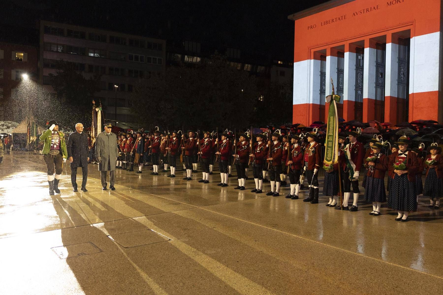 Beim Abschreiten der Front: LH Anton Mattle (Mitte), Milit&auml;rkommandant Peter Nuderscher und Landes-Sch&uuml;tzenkommandant Thomas Saurer.