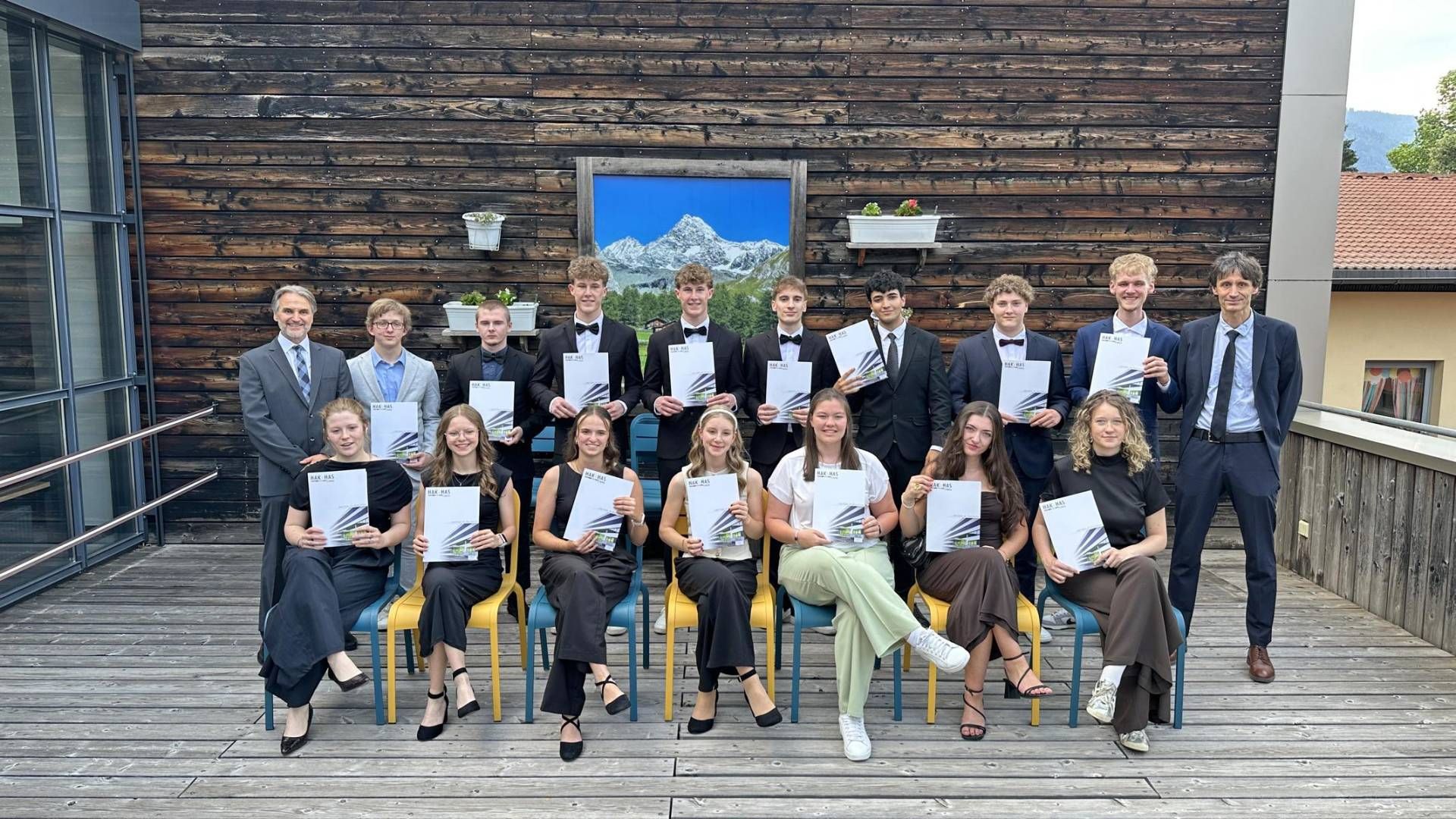 1.Reihe (vlnr.): Flora Madritsch, Elena Walder, Yvonne Maier, Sophia Kofler, Nina Fr&ouml;hlich, Lena Bodner, Emma Niederwieser.
2. Reihe: Direktor Josef Pretis, Jonathan Gruber, Justin Glugovsky, Niklas Forcher, Elias Forcher, Philip Kristler, Zidan Hasoyev, Nico Tabernig, Simon Berger, Prof. Martin Ragger.