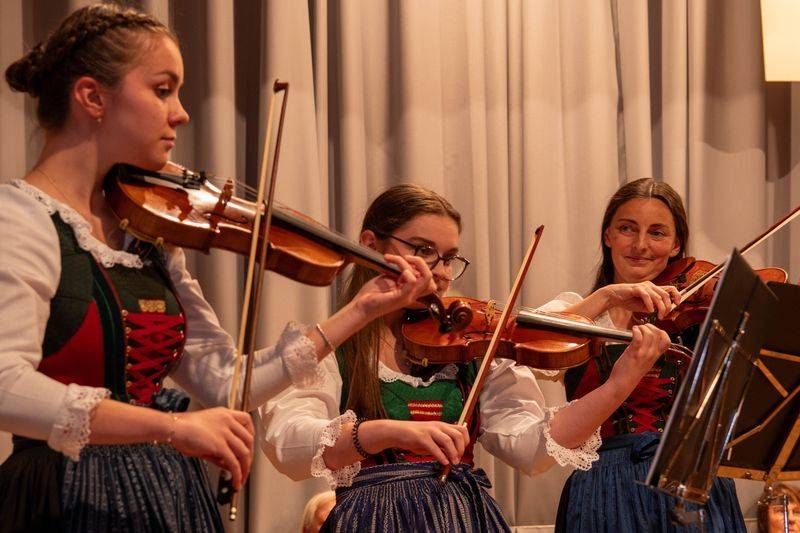 Lesachtaler Saitenklang mit (vlnr.) Helena Obernosterer, Nora Schwager und Maria Bernadette Salcher im Bild