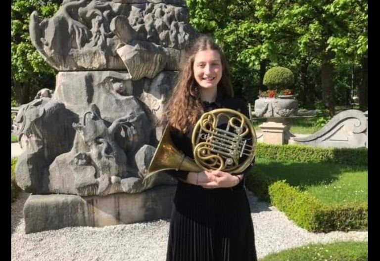 Vergoldete Hornistin