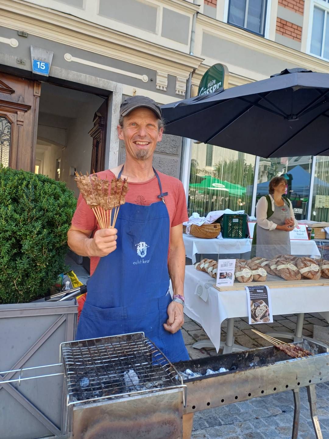 Leopold Feictinger (Echt Kra&szlig;) bereitete k&ouml;stliche Schaf-Spie&szlig;chen zu.